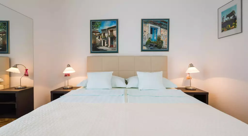 Schlafzimmer mit Doppelbett
