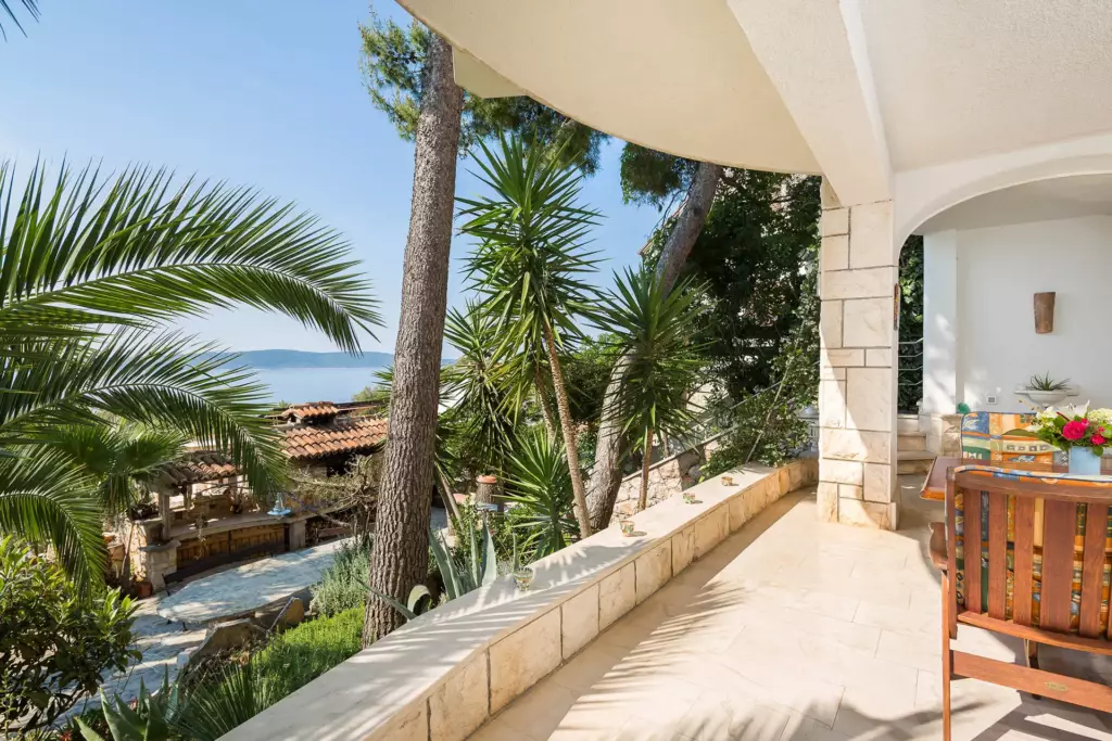 Terrasse mit Palme und Meerblick