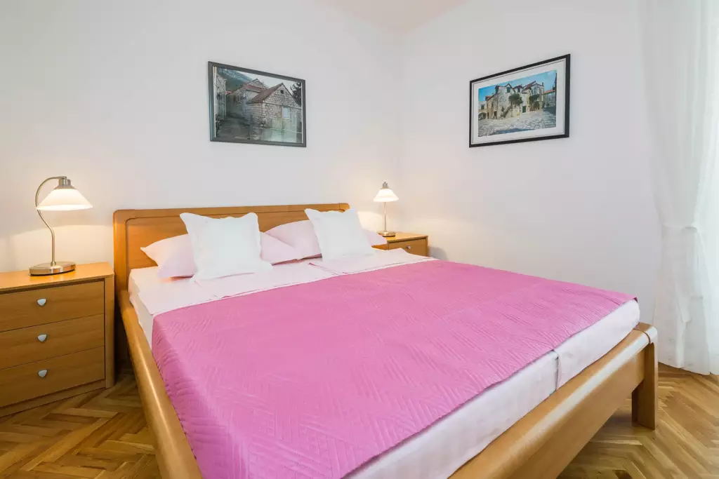 Schlafzimmer mit Doppelbett