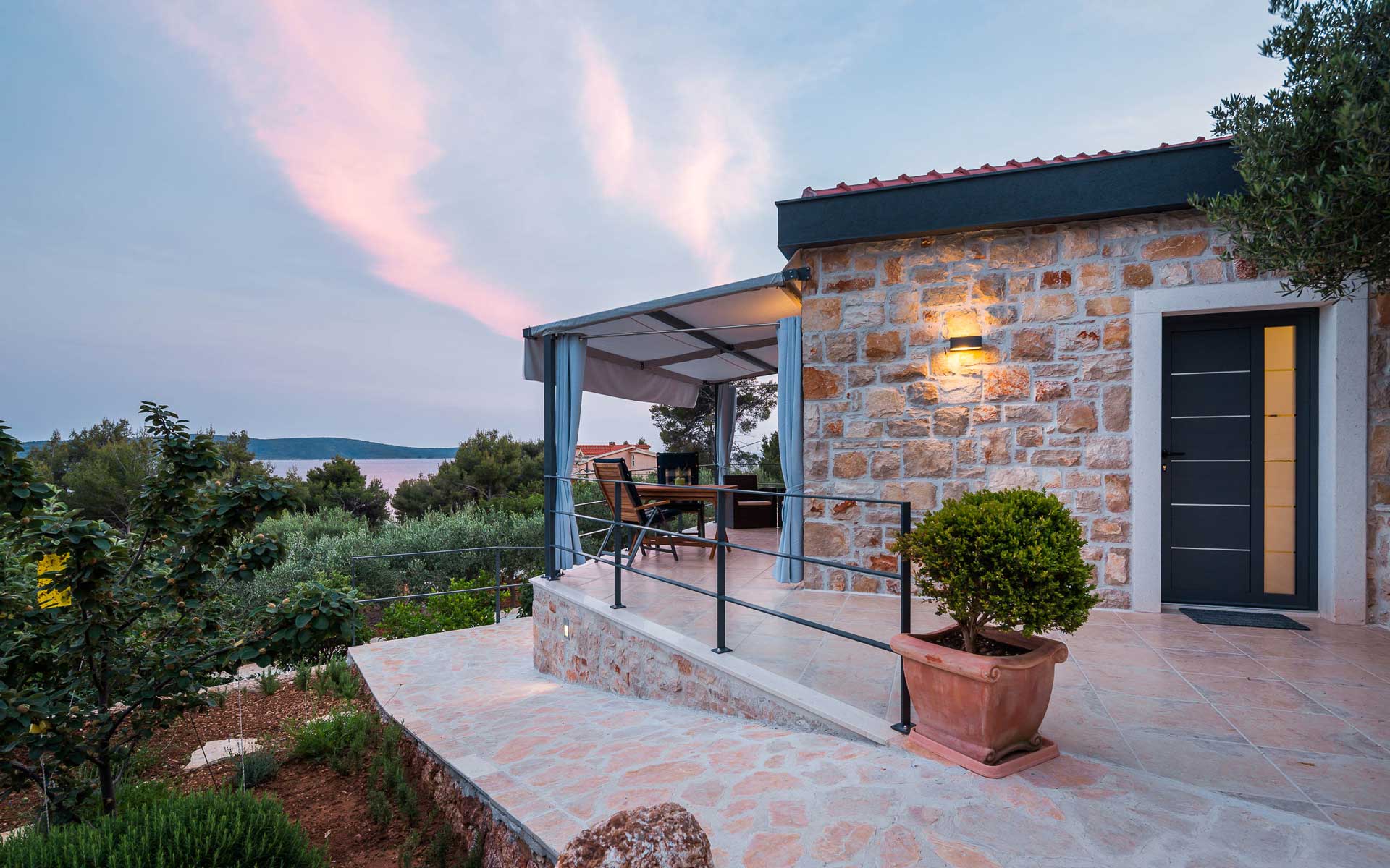 Steinhaus in der Landschaft von Hvar
