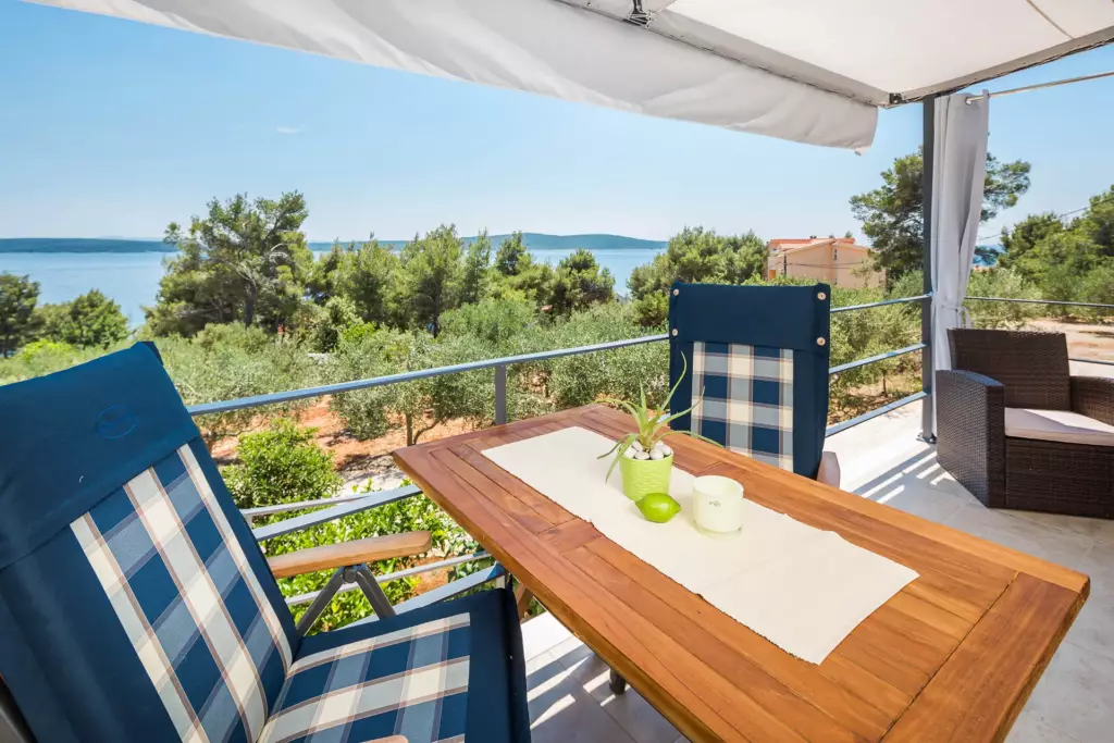 Terrasse mit Blick Richtung Meer