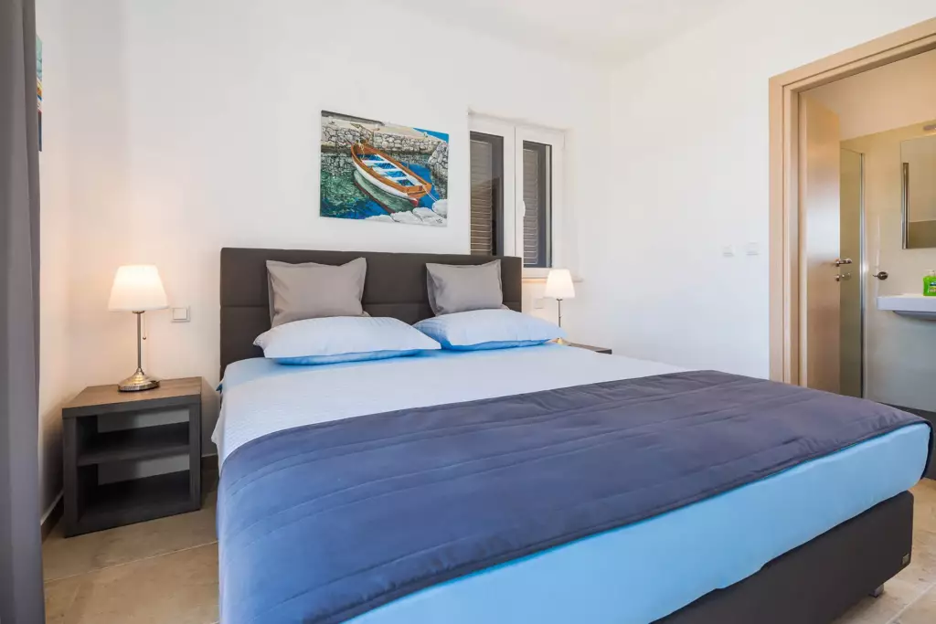 Schlafzimmer mit Doppelbett