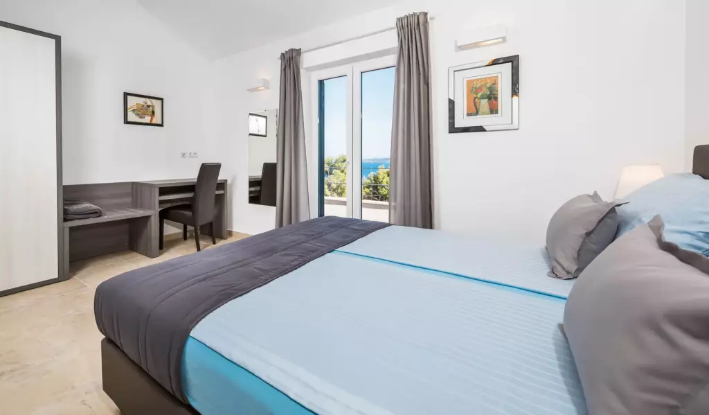 Schlafzimmer mit Doppelbett