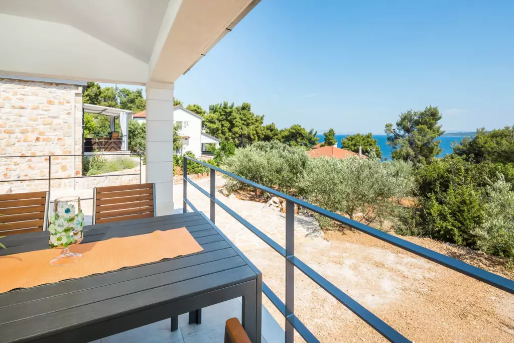 Terrasse mit Esstisch
