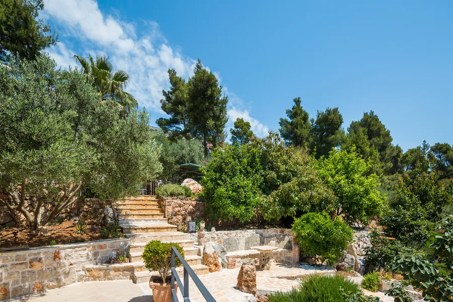 Steintreppen und Trockenmauern im terrassierten Garten