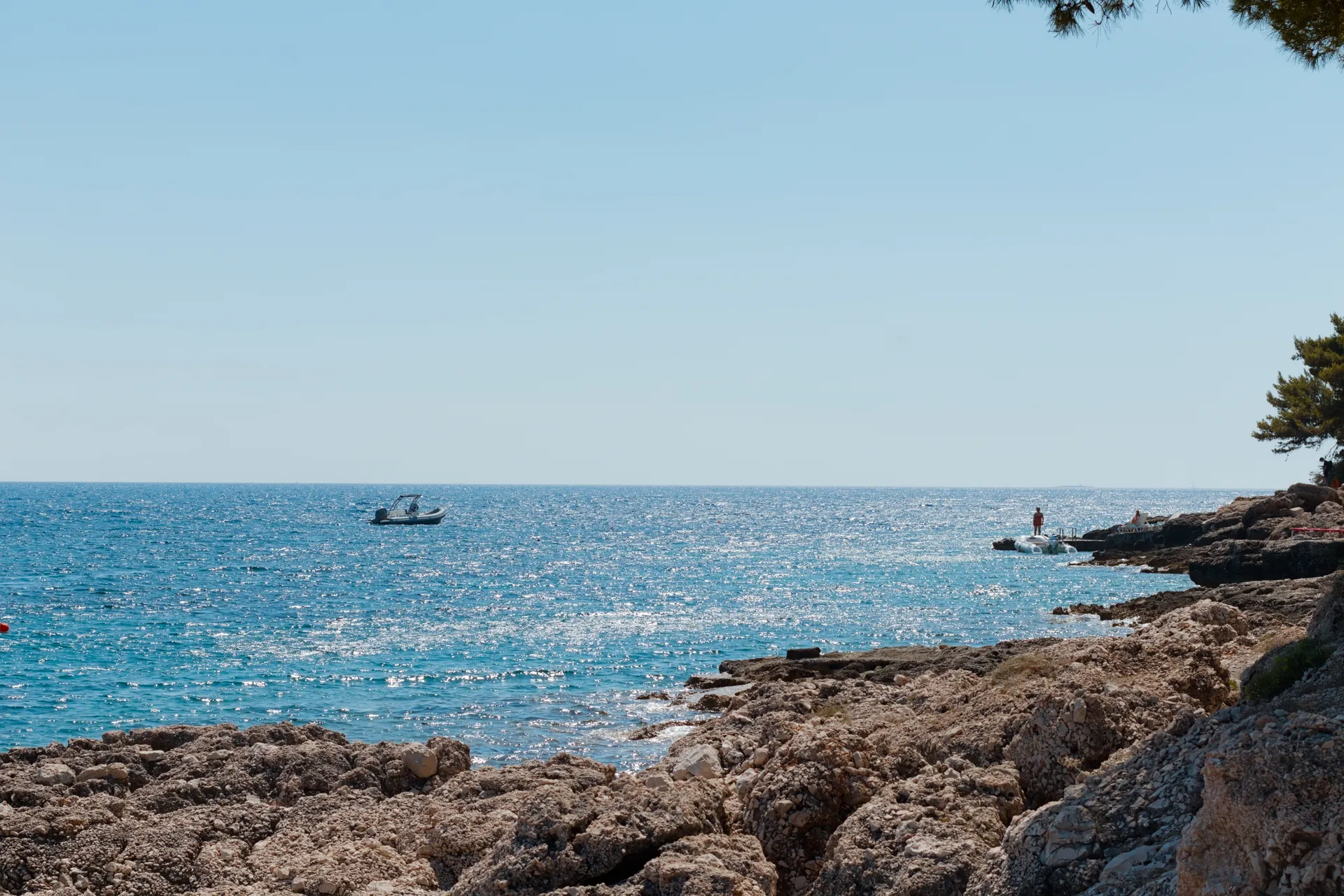Das offene Meer vor der Küste von Hvar mit einem kleinen Boot